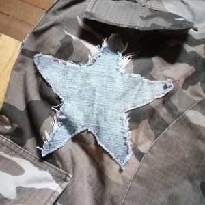 Bermuda gris con estampado militar: